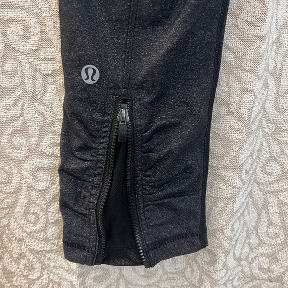 NWOT charcoal grey Lululemon Capri Leggings - Picture 3 of 3